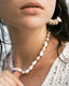 Collier ras du coup coquillages trompettes et perles d'eau douce