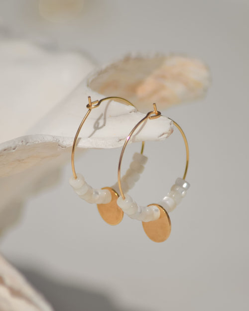 Boucle d’oreille créole perles de nacre et médaillon doré