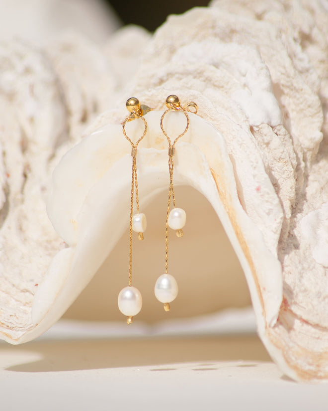 Chain and freshwater pearl dangling earring