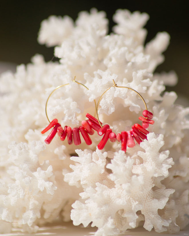 Boucle d’oreille créole perles de corail rouge
