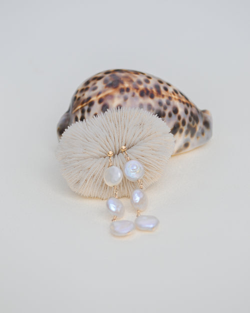 Flat pearl dangling earring