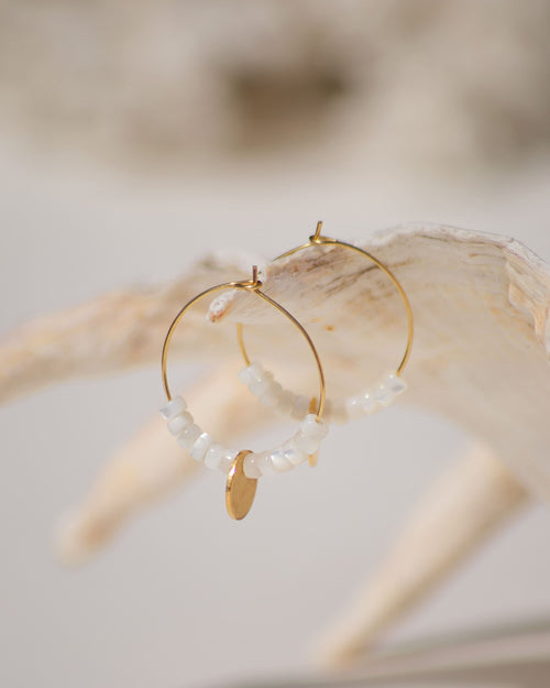 Boucle d’oreille créole perles de nacre et médaillon doré