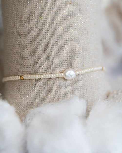 Bracelet perles blanches et perle d'eau douce