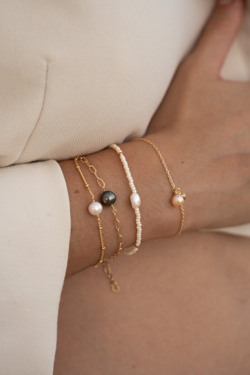 Bracelet perles blanches et perle d'eau douce