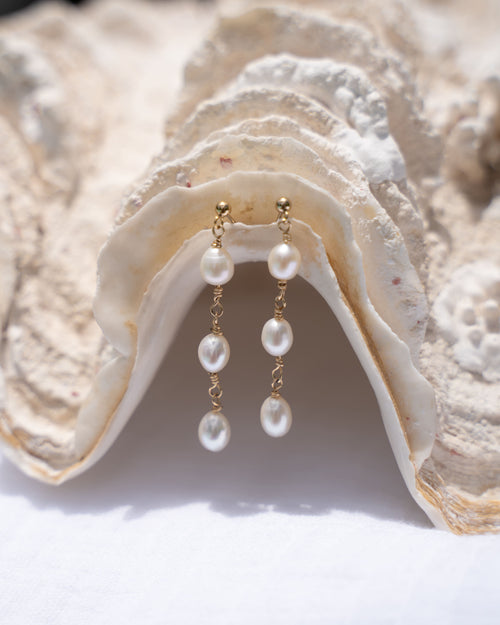 Freshwater pearl dangling earring