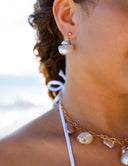 boucles oreilles coquille nacrée vue porté Jubai Swimwear Guadeloupe